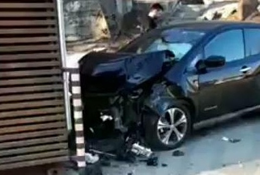 Во Владивостоке автомобиль протаранил пит-стоп