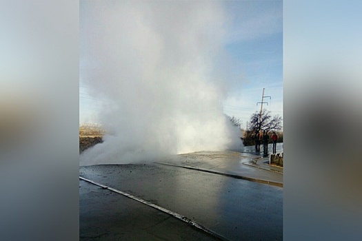 В Челябинске заработал первый фонтан, пока коммунальный: в Чурилово прорвало теплотрассу