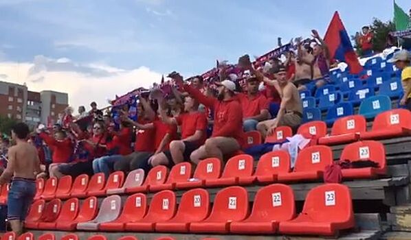 Фанаты "Енисея" забросали стадион "Сибири" деньгами
