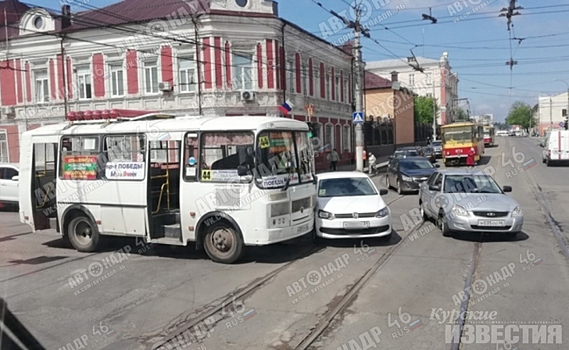 В Курске столкнулись маршрутный «Пазик» и «Фольксваген Поло»