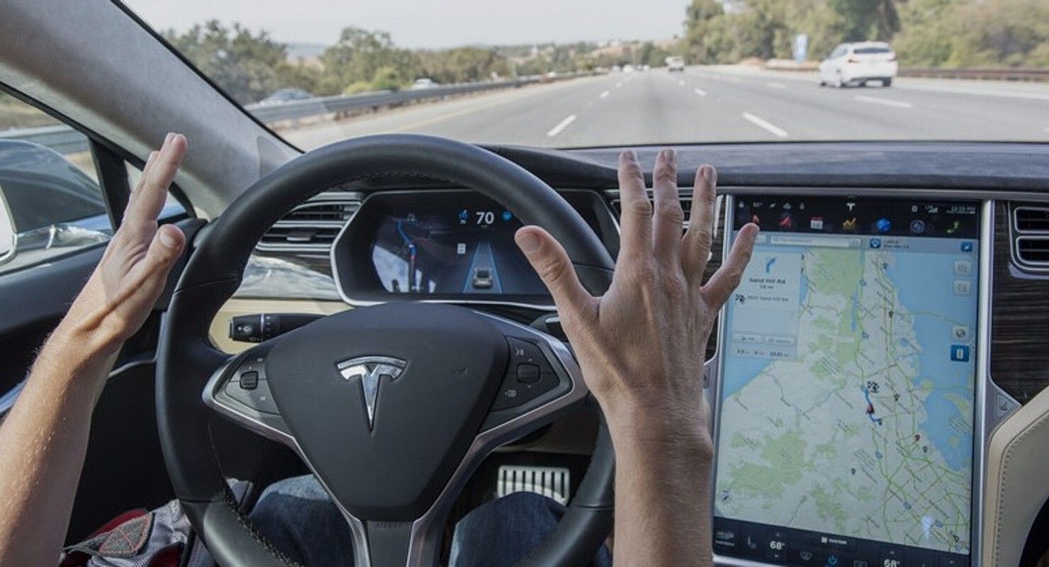 В Германии компании Tesla запретили рекламировать автопилот