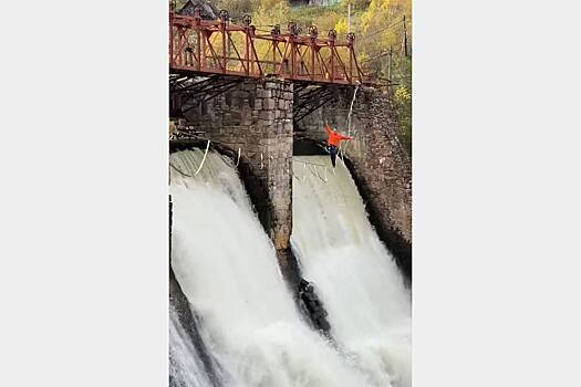 Российский экстремал на 20-метровой высоте прошел по канату над ГЭС в Уфе