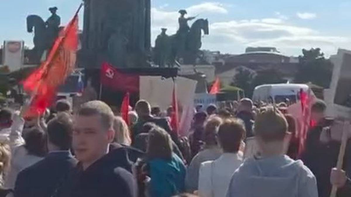 Толпа исполнила песню на стихи Марии Захаровой в центре Вены