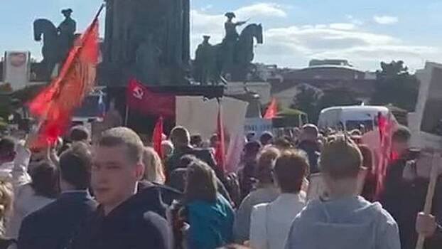 Толпа исполнила песню на стихи Марии Захаровой в центре Вены