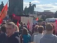 Толпа исполнила песню на стихи Марии Захаровой в центре Вены