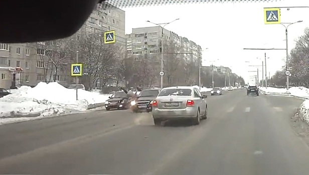 Невнимательный водитель снес женщину с ребенком на "зебре" в Чебоксарах. Видео