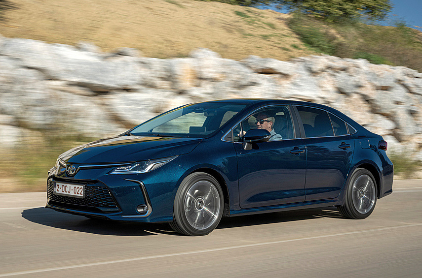 #4: Toyota Corolla — 803 тысячи (- 19%). Самая популярная модель всех времён и народов продолжает оправдывать своё звание: c 1966 было выпущено свыше 50 миллионов Королл двенадцати поколений, и очередной год вновь прибавил внушительную цифру к этой сумме. Но объём продаж снизился аж на 19%: если в 2022-м Toyota реализовала без малого миллион машин — 991 600, если быть точным, то на следующий год своих покупателей нашли 803 000 автомобилей (около 28% приходилось на США, 22% на Европу и порядка 30% на Китай). Из-за этого Toyota Corolla опустилась в глобальном рейтинге со второй строчки на четвёртую.