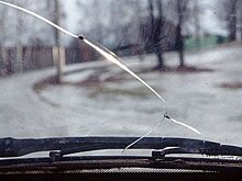 Как действовать, если гаишник хочет оштрафовать за трещину на лобовом стекле?