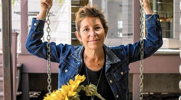 Умерла писательница, искавшая жену своему мужу