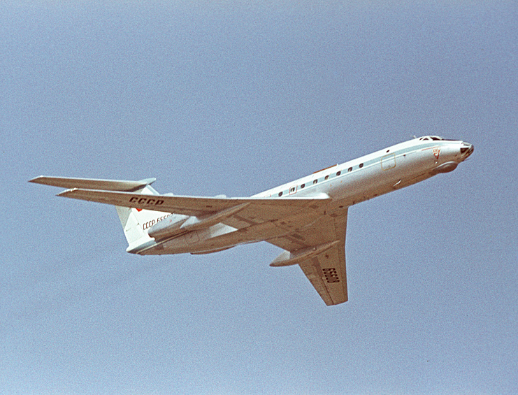 Ту-134 – турбореактивный ближнемагистральный пассажирский самолёт. Впервые в воздух «сто тридцать четверка» поднялась в 1963 году. Несмотря на почтенный возраст, самолет все еще продолжает летать для нужд Министерства Обороны России. Последних гражданских пассажиров в России лайнер перевез в 2019 году