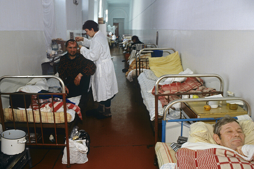 Пациенты в коридоре одной из больниц города Прокопьевска, Кузбасс, 1 декабря 1992 года