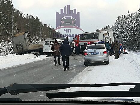 Два грузовика и микроавтобус столкнулись в Красноярском крае