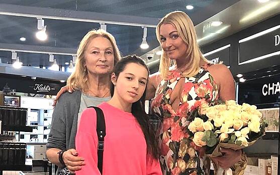 Платформа, мини и опасное декольте: Анастасия Волочкова позирует с мамой и дочкой в самолете