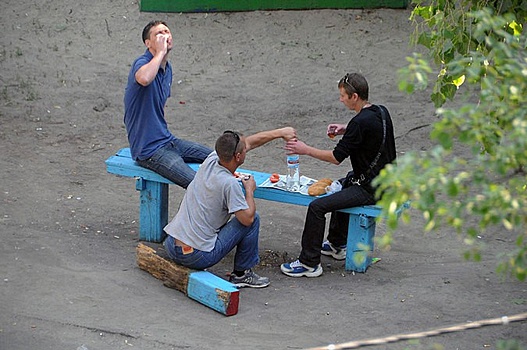 Украинец 10 лет фотографировал одну скамейку и снял удивительные истории