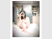 37-летняя Александра Даддарио снялась в постели топлес