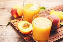 Врач-диетолог Залетова предупредила о вреде соков из ананасов и персиков