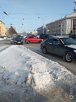 Иномарка встала на перекрестке двух проспектов в Кемерове