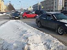 Иномарка встала на перекрестке двух проспектов в Кемерове