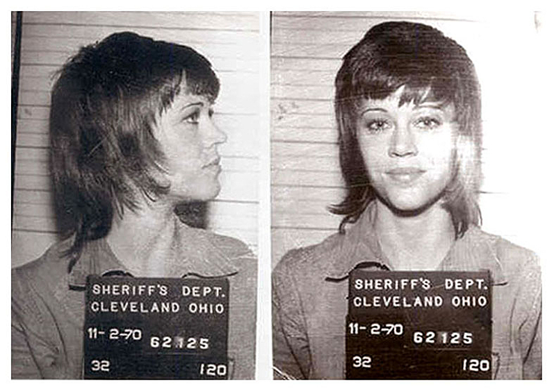 Джейн Фонда была арестована в ноябре 1970 года при попытке провезти запрещенные таблетки в аэропорту Кливленда.