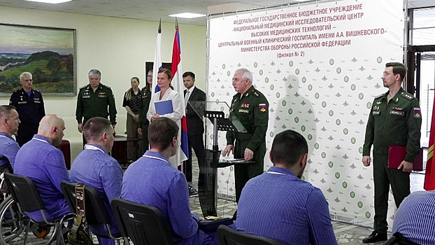 Горемыкин и Цивилева вручили награды в филиале госпиталя Вишневского