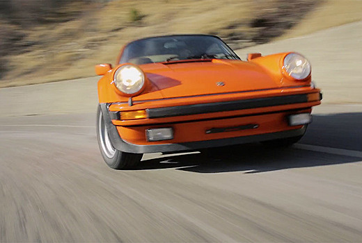 Видео: 50-летний Porsche 911 Turbo дрифтит по серпантину