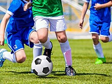 После забитого гола футболист побежал к трибунам, чтобы поцеловать бабушку