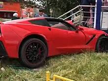 Водитель без прав на спорткаре протаранил ломбард в Туле