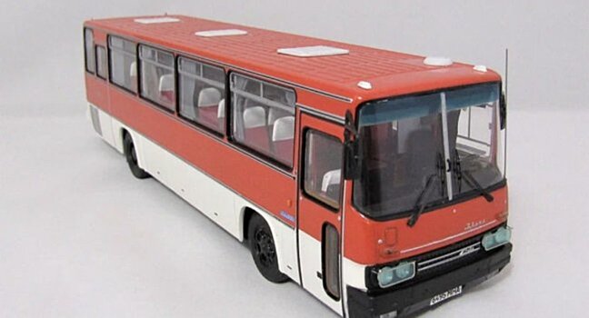 Почему у советского Икарус были зелёные стекла на фарах?