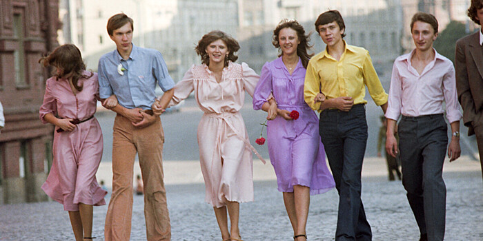 Брюки-клеш, поездки «на картошку» и дворовые посиделки с гитарой: чем запомнилась эпоха 70-х молодежи?