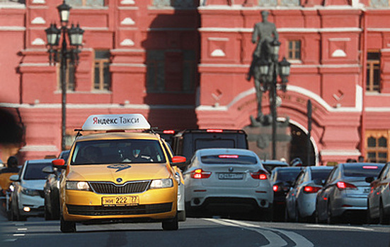 Власти Москвы призывают компании такси взять под контроль режим труда и отдыха водителей