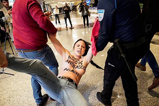 Полуголая девушка прервала митинг с участием Орбана и Ле Пен