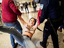 Полуголая девушка прервала митинг с участием Орбана и Ле Пен