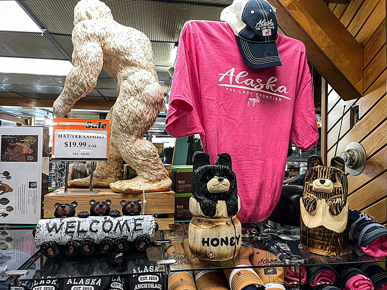 Продажа сувениров в магазине города Анкоридж на Аляске