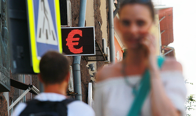 Историческое падение курса евро объяснили