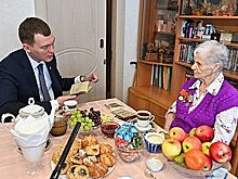 Михаил Дегтярев поздравил с 8 марта ветерана ВОВ из Хабаровска Надежду Серба