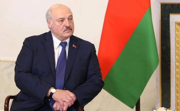 Лукашенко развеял фейки о своем здоровье: «Будем жить»