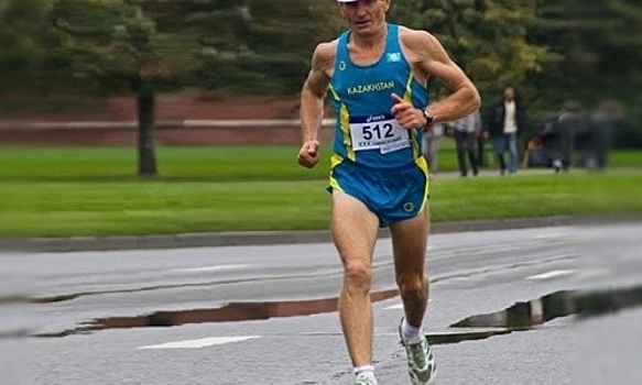 Казахстанский бегун Поликарпов с мировым рекордом выиграл золотую медаль на ЧМ