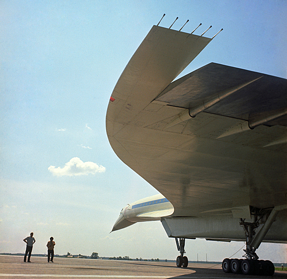Сверхзвуковой пассажирский самолет Ту-144 на взлетной полосе аэродрома Международного аэропорта Шереметьево, 1969 год