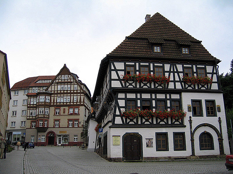 Типичные жилые дома в историческом центре города в Германии.