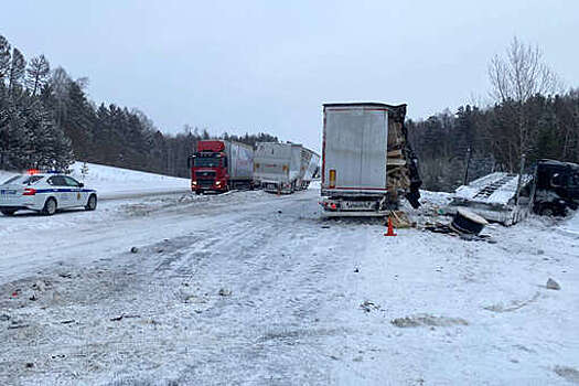МВД: на автодороге Р-255 "Сибирь" под Красноярском ограничили движение из-за ДТП