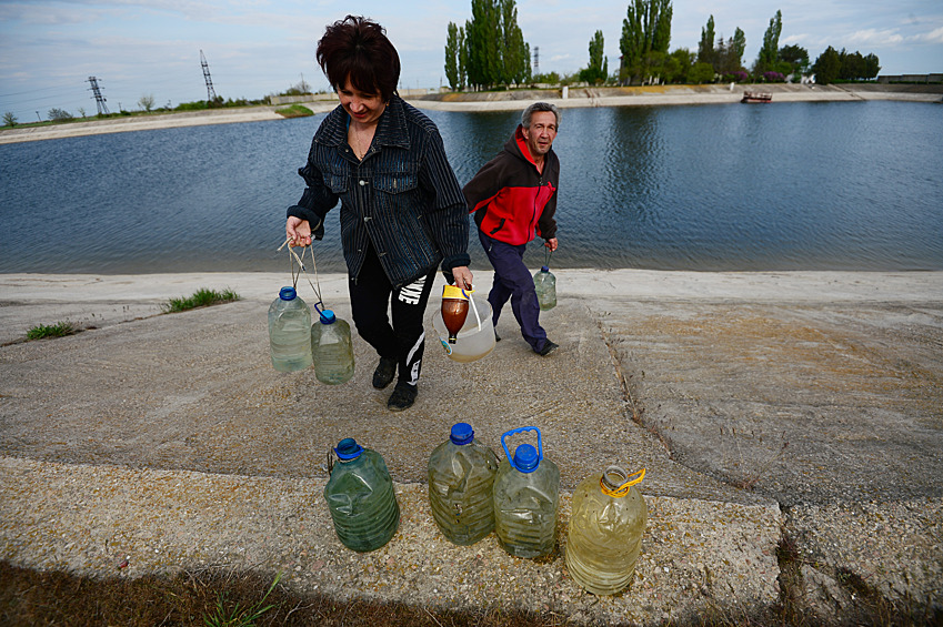 По-прежнему не решена проблема водоснабжения — после того как Украина перекрыла Крымский канал, дававший 85% потребляемой воды. Это сказывается на сельском хозяйстве, приходится перестраивать его структуру, отказываясь от выращивания ряда культур