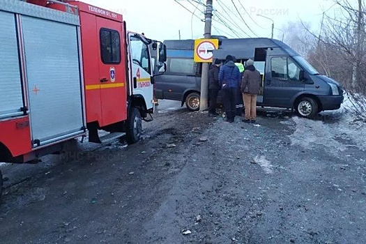 В Ульяновске маршрутка врезалась в столб, госпитализированы шестеро