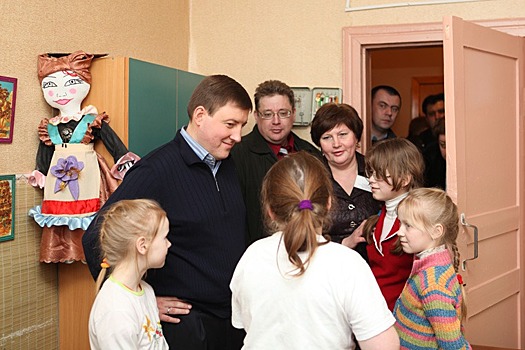 Псковский губернатор в 2016 году заработал в 52 раза меньше супруги