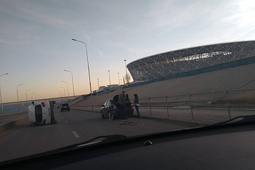 На Нулевой Продольной в Волгограде после аварии Touareg завалился на бок