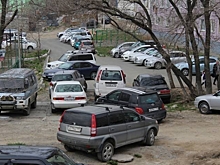 Во Владивостоке неадекватная женщина повредила припаркованные машины