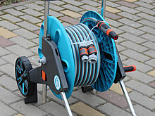 Чтобы скрутить 20 м шланга у меня уходит меньше минуты. Как работает тележка для шланга и нужна ли она вообще