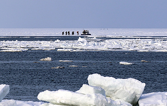 На юге Сахалина на озере оторвалась льдина с 20 рыбаками