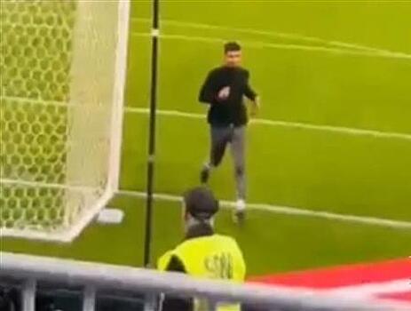 Иностранца, выбежавшего на поле во время футбольного матча в Самаре, выдворят из России