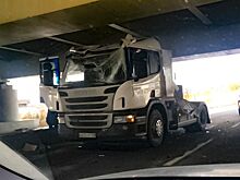 Сколько грузовиков нужно, чтобы "пробить" мост "Газель не проедет"?