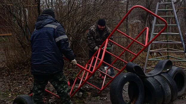 Убирают даже лавочки: в Терновке сносят детские площадки